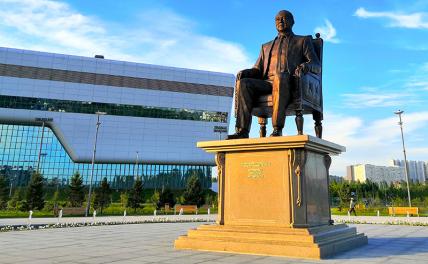 Памятник Назарбаеву снесен на главной площади Талдыкоргана