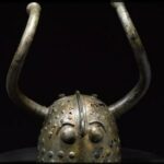 Найденные в датском болоте рогатые шлемы озадачили ученых: не викинги