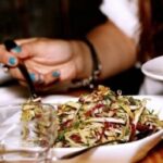 Гастроэнтеролог опровергла миф о вреде позднего ужина: как не переедать