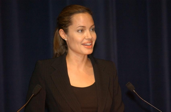 Анджелина Джоли дарит подарки на рождество еще одному своему неродному сыну