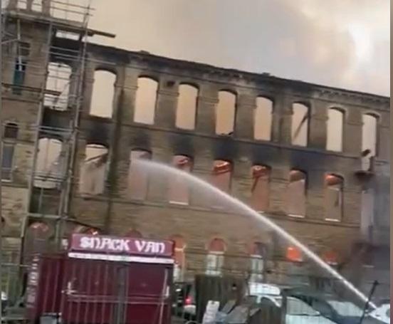 В Англии сгорела выступавшая площадкой для "Острых козырьков" и "Аббатства Даунтон" фабрика