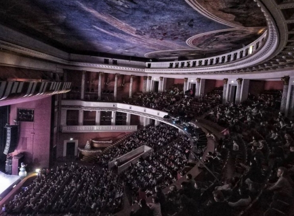 Установлена причина смерти зрителя, упавшего с балкона на концерте Сергея Трофимова | Корреспондент