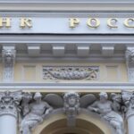 До $10 тыс. в месяц: Центробанк смягчил ограничения для россиян на денежные переводы за рубеж — РТ на русском