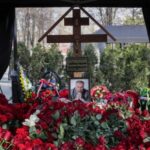 Давай помиримся: сын Жириновского не успел попросить прощения и прислал венок на могилу отца | Корреспондент