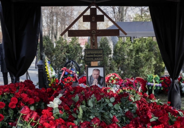 Давай помиримся: сын Жириновского не успел попросить прощения и прислал венок на могилу отца | Корреспондент