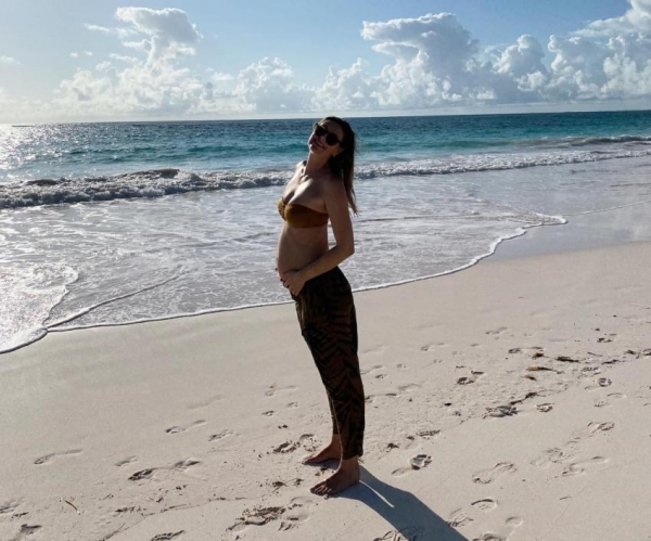 Мария Шарапова сообщила о беременности и показала округлившийся живот