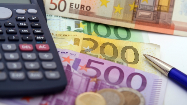 Впервые с июня 2020 года: курс евро на Мосбирже опускался до 77 рублей