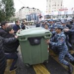 Власть Пашиняна таранят мусорными баками: правительство Армении рассчитывает на силу