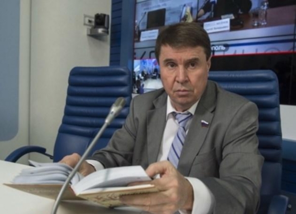 Сенатор Цеков призвал запретить упоминания сбежавших из России звезд