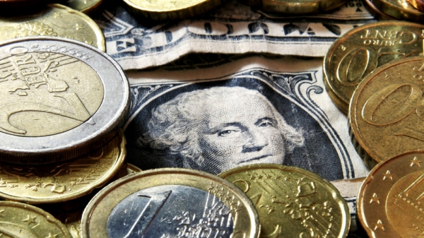 Дешевле доллара: курс евро на Мосбирже впервые за пять лет опускался почти до 61 рубля