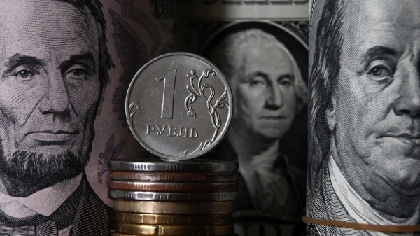 До 57 и 59 рублей: курсы доллара и евро на Мосбирже опускались до минимумов за последние годы