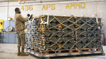 Американский военный проверяет партию вооружения перед отправкой на Украину