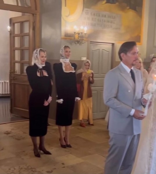 «Как ведьмы-близняшки!»: Собчак и Меткину раскритиковали за похоронные наряды на венчании  | Корреспондент