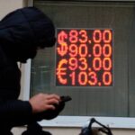 Эксперт предположил, что рубль может опуститься ниже 80 за доллар