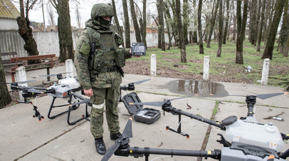 Военнослужащие российской армии демонстрирует журналистам обнаруженные на территории Херсонской области украинские беспилотные летательные аппараты (БПЛА) с ёмкостями для жидкости и распылителями