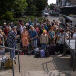Операция «Эвакуация»: Зеленский понял, что Донбасс не удержать, и разыгрывает карту с беженцами
