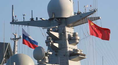 Флаги РФ и КНР на китайском военном корабле