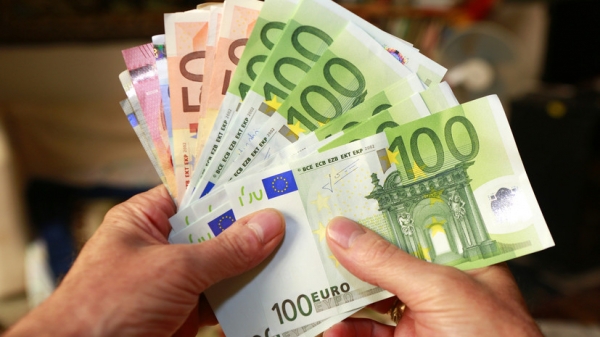Впервые с октября 2014 года: курс евро на Мосбирже опустился до 51 рубля