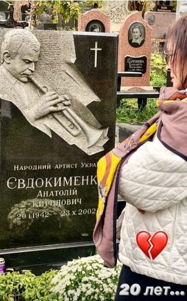 Сильно состарившаяся София Ротару посетила могилу мужа — фото | STARHIT