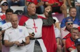 Одетых крестоносцами английских фанатов на чемпионате мира призвали уняться