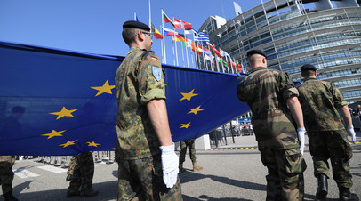 Военнослужащие Европейского корпуса несут флаг ЕС