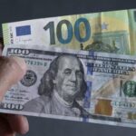 «Равновесный уровень уже сформировался»: как могут измениться курсы доллара и евро в ноябре — РТ на русском