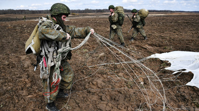 Военнослужащие Белоруссии и России при высадке десанта во время активной фазы российско-белорусских учений тактических групп ВДВ