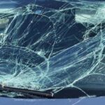 Автомобилиста не смогли обвинить в падении на его машину камней