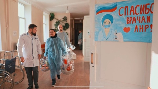 Дочь Сергея Шойгу и рэпер ST привезли гуманитарную помощь детям Донбасса | STARHIT