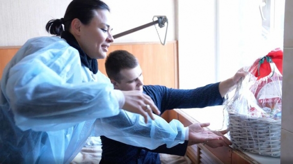 Дочь Сергея Шойгу и рэпер ST привезли гуманитарную помощь детям Донбасса | STARHIT