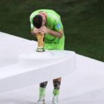 Вратарь сборной Аргентины показал неприличный жест на церемонии награждения на ЧМ