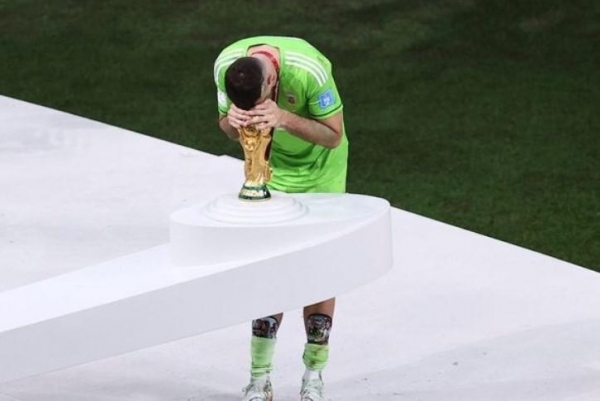 Вратарь сборной Аргентины показал неприличный жест на церемонии награждения на ЧМ