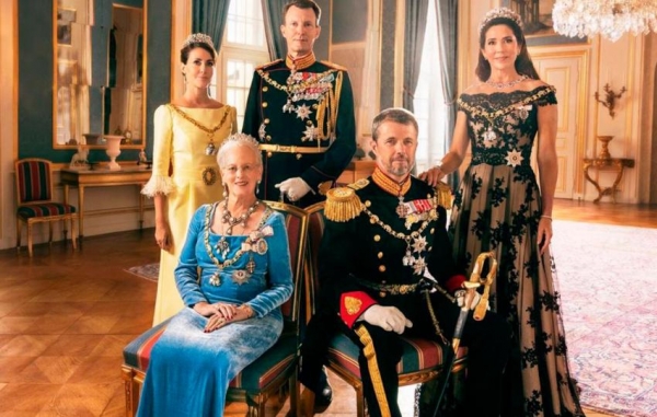 Лишившая внуков титулов королева Дании опубликовала фото с сыновьями