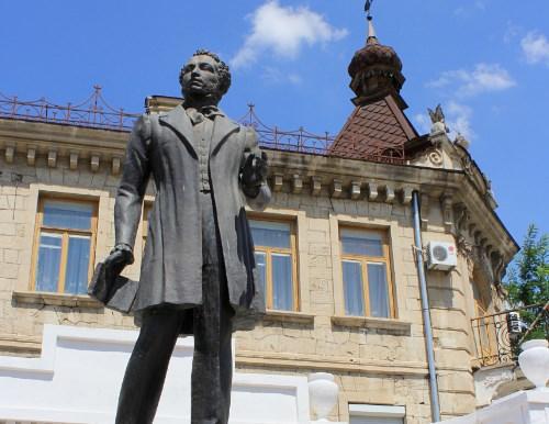 На Украине снесли тульчинские памятники Суворову и Пушкину