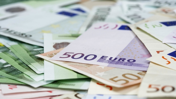 Нефтяной ориентир: почему курс евро впервые с мая превысил 74 рубля