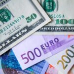 Предновогодний разбег: как могут измениться курсы доллара и евро в декабре — РТ на русском
