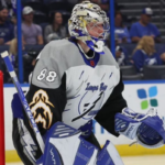 Недовольный фанат выбросил свитер вратаря Василевского на лед в НХЛ-2023