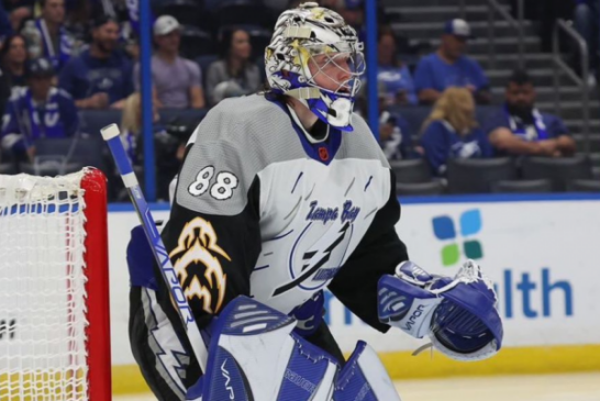 Недовольный фанат выбросил свитер вратаря Василевского на лед в НХЛ-2023