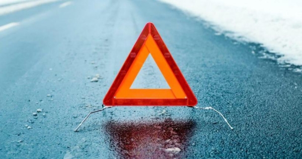 В Волгоградской области снегоуборочный КамАЗ сбил двух женщин на тротуаре