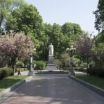 Памятник Ватутину в Киеве коммунальщики не могли снести даже с помощью крана