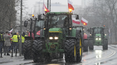 Колонна тракторов протестующих польских фермеров
