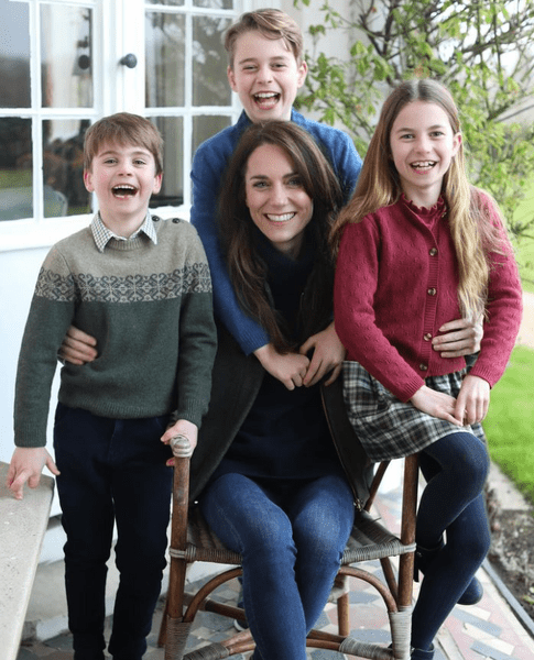 В окружении смеющихся детей: Кейт Миддлтон, которая скрывается уже два месяца, успокоила фотографией | STARHIT
