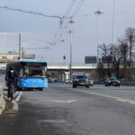 «Обгоняют, подрезают»: автомобилисты стали жаловаться на наглое поведение городских автобусов